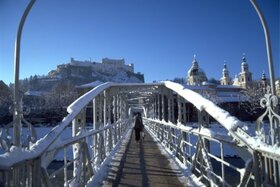Verschneiter Mozartsteg in Salzburg