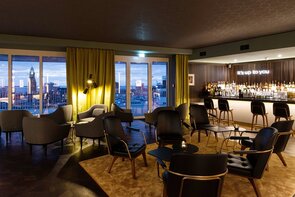 Hotel THE LIBERTY Bremerhaven, Blick in die New York Bar im 5. Stock