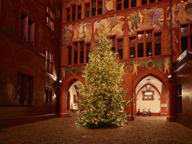 Innenhof mit Weihnachtsbaum vom Roten Rathaus in Basel