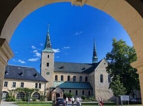 Blick durch die Toreinfahrt auf das Benediktinerkloster Huysburg