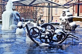 Tief verschneiter Tinguely Brunnen in Basel