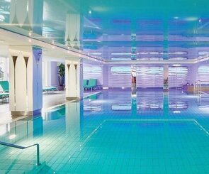 Einladener Pool im Hotel Grand Elysse Hamburg