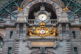 Antwerpen, Imposante Uhr im Hauptbahnhof