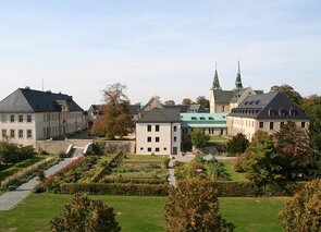 Überblick auf die Gartenanlage vom Benediktiner-Kloster Huysburg