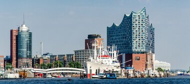 Hamburg - Elbansicht auf Elbphilharmonie im Sommer mit Verlinkung zu den aktuellen Hamburg-Reisen mit Elbphilharmonie & Staatsoper von Lloyd Touristik