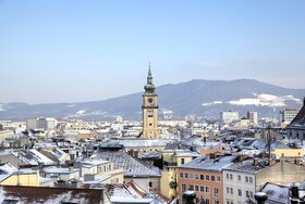 Panoramablick auf das verschneite Linz in Österreich